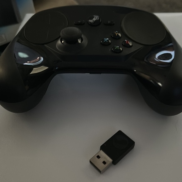 Steam controller by Valve - Picture 3 of 3